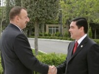 Presidents Aliyev (left) and Berdymukhammedov in Baku (ITAR-TASS)