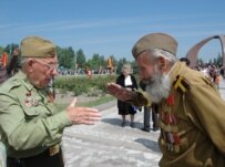 Victory Day 2006 being celebrated in the Kyrgyz capital, Bishkek (RFE/RL)