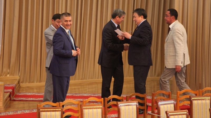 Депутатов в Кыргызстане призывают отказаться от своих привилегий