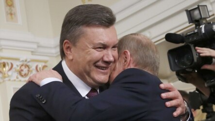 Ukrainian President Viktor Yanukovych (facing camera) with Russian President Vladimir Putin at a meeting in October.
