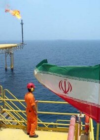 A worker on an Iranian oil platform. (Fars)