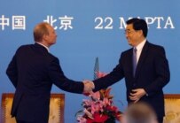Putin (left) shakes hands with Chinese President Hu Jintao on March 22 (epa)