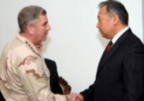 General Abizaid (L) with Kyrgyz President Bakiev on 1 November (RFE/RL)