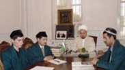 Ўзбекистон расмийлари, аҳолининг катта қисми далада бўлса, имомлар бўш қолган масжидларда бекорчилик қилмасин, деган кўринади.