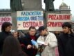 Наразылық танытқан қазақ босқындарының белсенділері Чехия үкіметіне арналған үндеуді оқуға дайындалып тұр