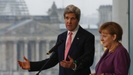 Sekretari amerikan i shtetit, John Kerry dhe Kancelarja e Gjermanisë, Angela Merkel gjatë një konference për media në Berlin
