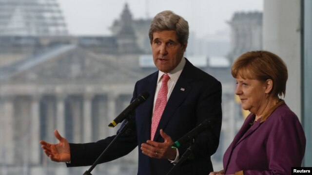 Sekretari amerikan i shtetit, John Kerry dhe Kancelarja e Gjermanisë, Angela Merkel gjatë një konference për media në Berlin