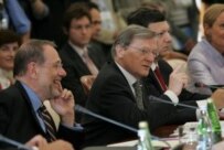 Austrian Chancellor Wolfgang Schuessel (center) with the EU's foreign policy chief, Javier Solana (left), and the president of the European Commission, Jose Manuel Barroso (right) (file photo) (epa)
