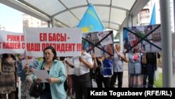 Активисты организации «Обеспечьте народ жильем» перед входом в генеральное консульство США. Алматы, 31 мая 2016 года.