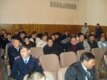 Сот залындағы орындардың жартысында полиция формасын және жай киім киген құқық органдарының қызметкерлері отырды