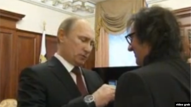 Vladimir Putin decorîndu-l pe altistul Iuri Bashmet în ianuarie, la împlinirea vîrstei de 60 de ani