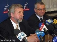 Alyaksandr Milinkevich at a press conference in Warsaw today (RFE/RL)