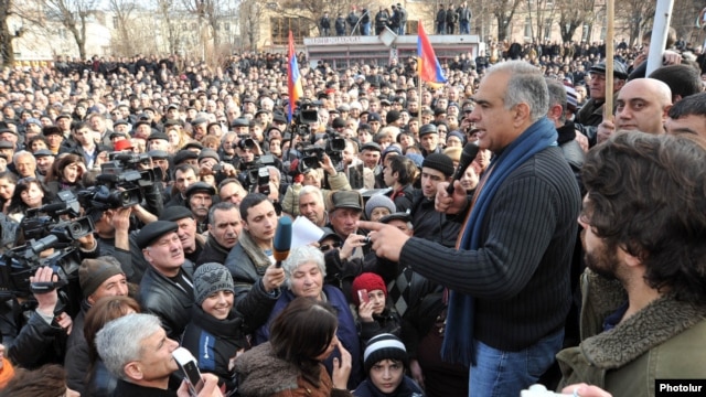 Armenia - Opposition leader Raffi Hovannisian addresses supporters in Vanadzor, 23Feb2013.
