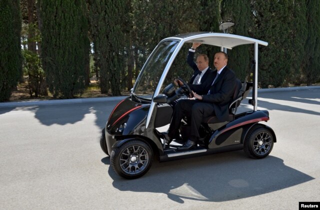 Президент Росії Володимир Путін (ліворуч) та президент Азербайджану Ільхам Алієв у Баку. Червень 2015 року