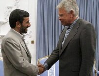 Iranian President Ahmadinejad (left) with Spanish Prime Minister Felipe Gonzalez in Tehran on August 30 (epa)