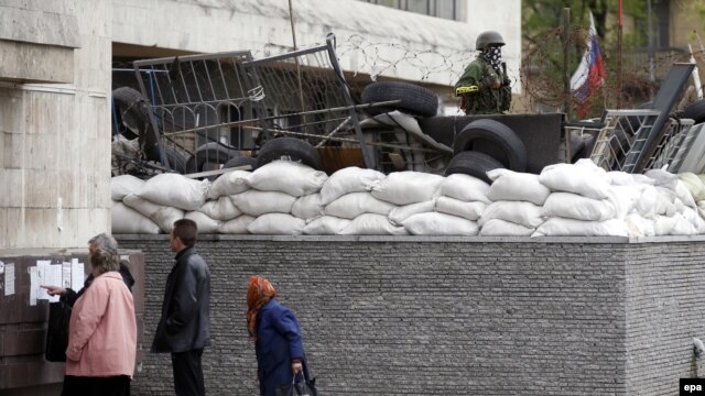 Донецк, перед зданием областной администрации, 9 мая 2014
