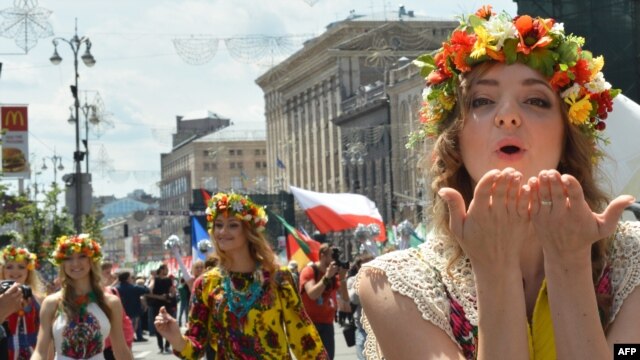 Парад в день открытия Евро-2012 в центре Киева