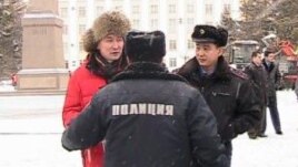 Нұрсұлтан Назарбаевтың өкілетін ұзартуға қарсы шыққан Лұқпан Ахмедьяровты (сол жақ шетте) полиция ұстады. Орал, 6 қаңтар 2011 жыл.