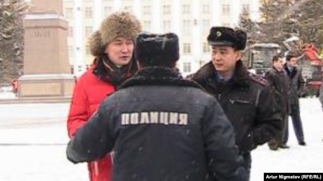 Нұрсұлтан Назарбаевтың өкілетін ұзартуға қарсы шыққан Лұқпан Ахмедьяровты (сол жақ шетте) полиция ұстады. Орал, 6 қаңтар 2011 жыл.