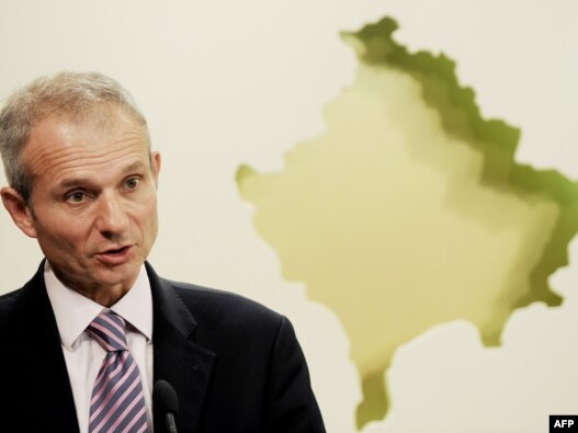  David Lidington tokom pres konferencije u Prištini, 24 jun 2010