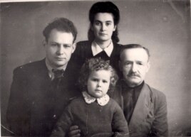 Іван Мележ з бацькам, жонкай Лідзіяй і дачкой Людмілай. 1947 г. З фондаў БДАМЛМ