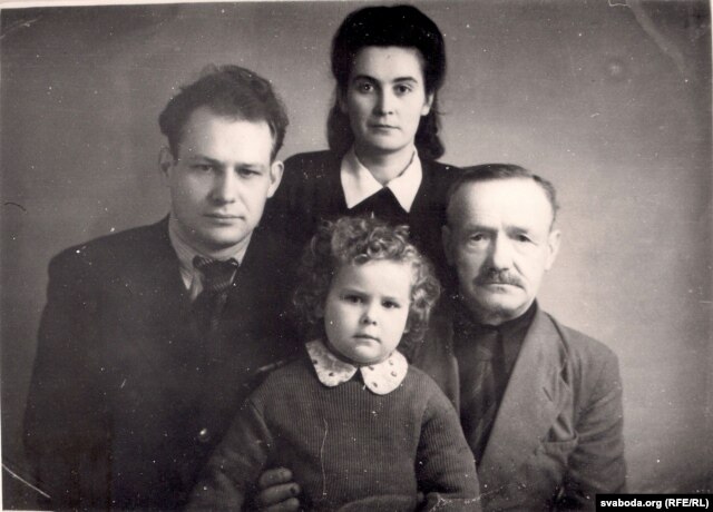 Іван Мележ з бацькам, жонкай Лідзіяй і дачкой Людмілай. 1947 г. З фондаў БДАМЛМ