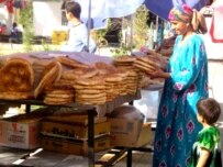 Buying bread at a market in Dushanbe (RFE/RL)