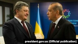 Украина президенті Петр Порошенко (сол жақта) мен Түркия президенті Режеп Тайып Ердоған.
