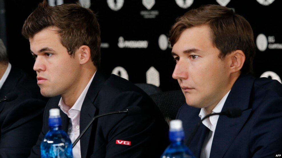 Magnus Carlsen (left) and Sergei Karjakin