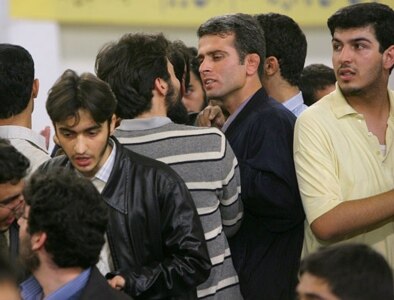 محمود احمدی نژاد، رییس جمهوری ایران، چهار روز بعد از برگزاری مراسم روز ۱۶ آذر توسط  دانشجویان، در دانشگاه امیر کبیر حضور یافت و به ایراد سخنرانی پرداخت اما سخنان وی با اعتراض های شدید دانشجویان نسبت به عملکرد دولت جدید بارها قطع شد.