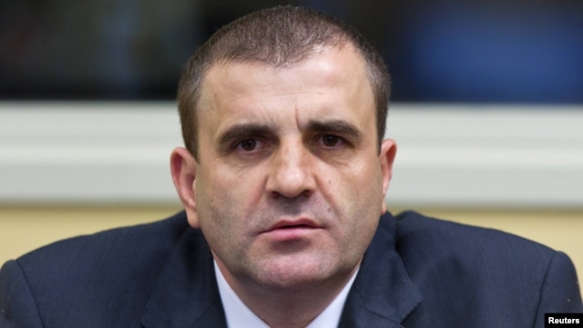 Millan Llukiq, 4 dhjetor, Hagë