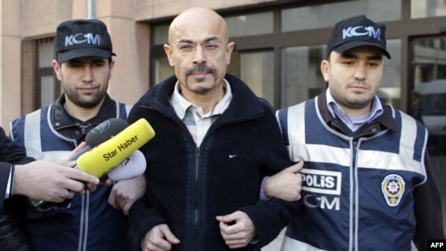 Jusuf Sonmez u pratnji policije ispred suda u Istanbulu, 12. januar 2011
