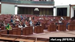 شماری از سناتوران از بدتر شدن وضعیت امنیتی در شماری از ولایات بخصوص هلمند و ارزگان شکایت کردهاند.