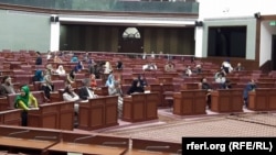 شامل: حکومت کانتینری شمار جنایت کاران فربه شده را، به دار بیاویزد.