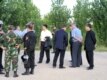 Тұрғындар Алматы полициясы бастығының орынбасары Н.Самалиховтан (оң жақтан екінші) жасақты алып кетуді сұрады.