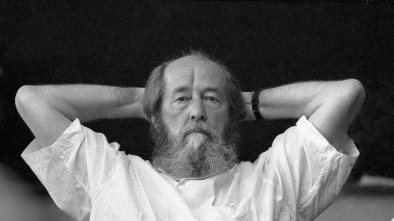 Депутат потребовал убрать памятник Солженицыну во Владивостоке