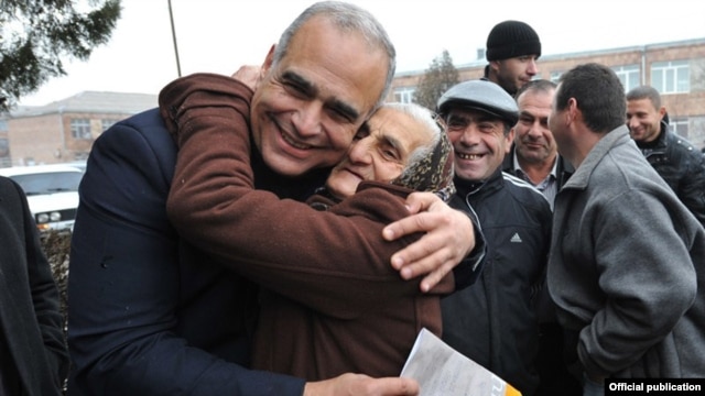 Armenia - Opposition presidential candidate Raffi Hovannisian is hugged by a supporter during a campaign trip to Ararat region, 29Jan2013.