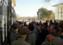 Orozbaev supporters demand his release in front of Osh's Prosecutor-General's Office on December 11 (RFE/RL)
