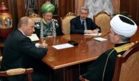 Russian President Vladimir Putin (left) met with Russian Muslim leaders in January 2006 (ITAR-TASS)