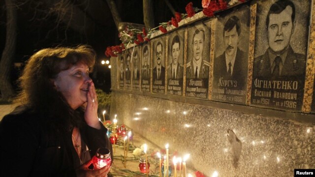 У чернобыльского мемориала. Украина, Славутич. 26 апреля 2012 г