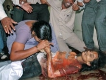 India - Indian parents cry over the body of their daughter, aspiring engineer student Sarala, who died late 25 August in a blast at the Gokul Chat street eatery in Hyderabad, at the Osmania Hospital mortuary in the southern Indian city, 25Aug2007