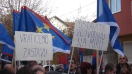 Protest zbog uklanjanja zastave Vojvodine sa dva novosadska javna preduzeća, novembar 2012. foto: Norbert Šinković
