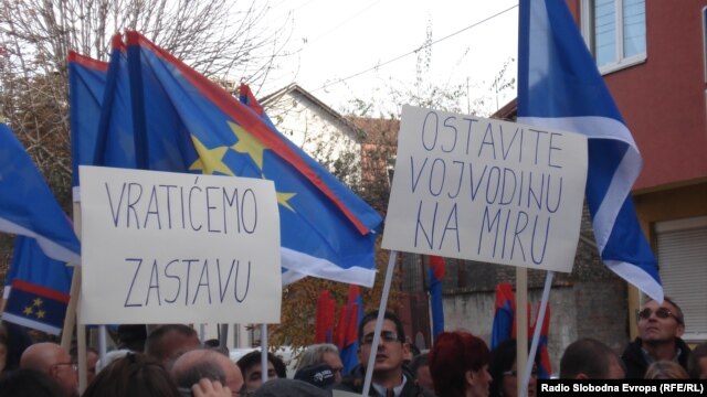 Protest zbog uklanjanja zastave Vojvodine sa dva novosadska javna preduzeća, novembar 2012. foto: Norbert Šinković