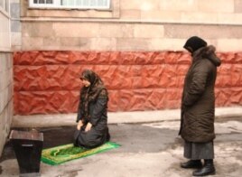 Женщины-мусульманки совершают намаз во дворе одного из государственных учреждений. Иллюстративное фото.