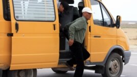 Шетпе оқиғасы бойынша сотқа қатысушыларды алып келген көлік. Ақтау, 23 сәуір 2012 жыл.