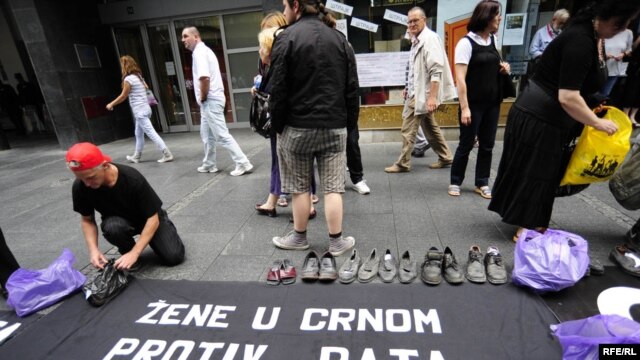 Performans organizacije "Žene u crnom" o genocidu u Srebrenici, Beograd, foto: Vesna Anđić