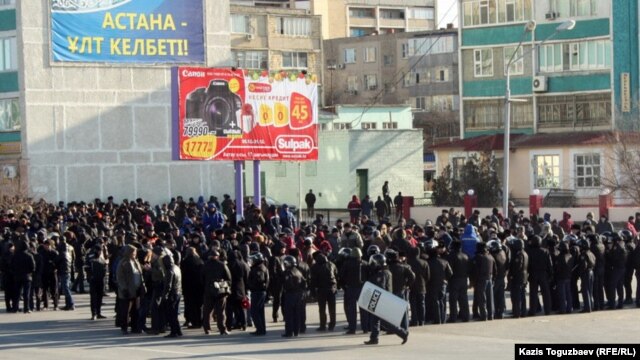 Ынтымақ алаңына жиналған қарапайым халық пен полиция. Ақтау, 18 желтоқсан 2011 жыл. (Көрнекі сурет).