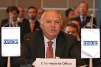 Moratinos speaking at a press conference in Vienna (OSCE)