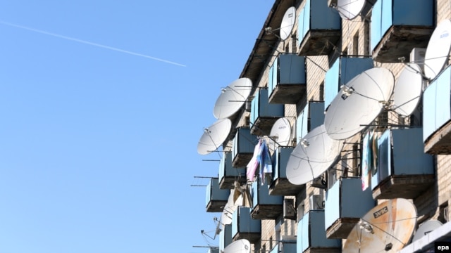 Спутниковые тарелки на фасаде дома. Байконур, 3 ноября 2013 года.