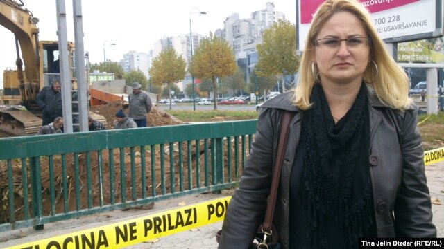 Lejla Čengić pored mjesta na kojem se ekshumiraju posmrtni ostaci